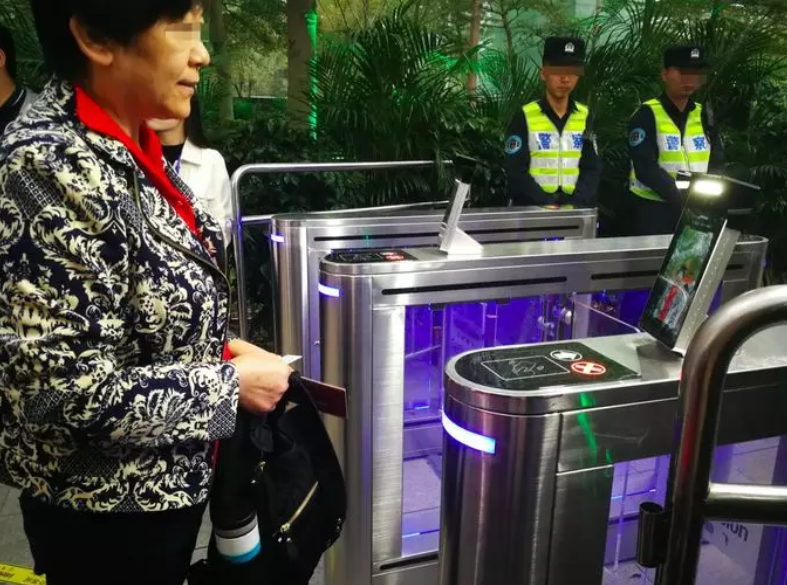 南方日报 | 深企“科幻式安检”为春晚深圳分会场保驾护航